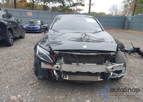 2015 Mercedes-Benz C 300 4Matic z USA, uszkodzony, nr VIN 55SWF4KBXFU008534